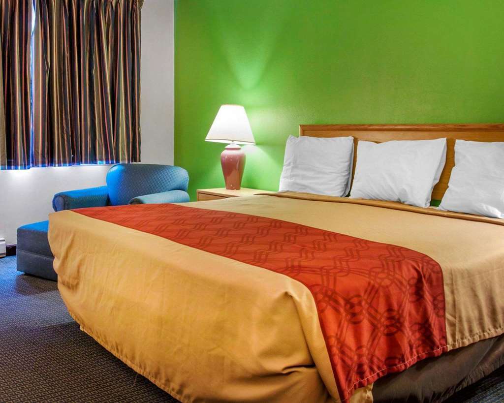 Econo Lodge Battle Creek Room photo
