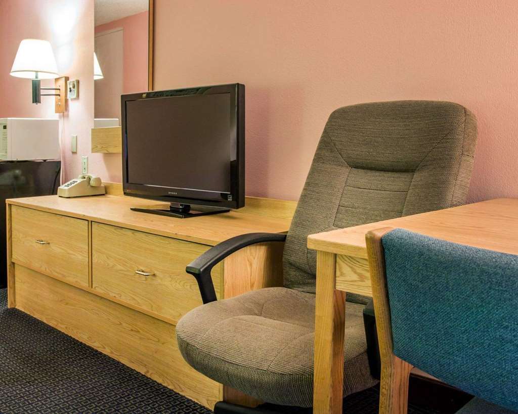 Econo Lodge Battle Creek Room photo