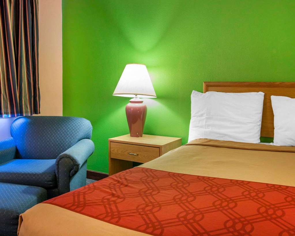 Econo Lodge Battle Creek Room photo